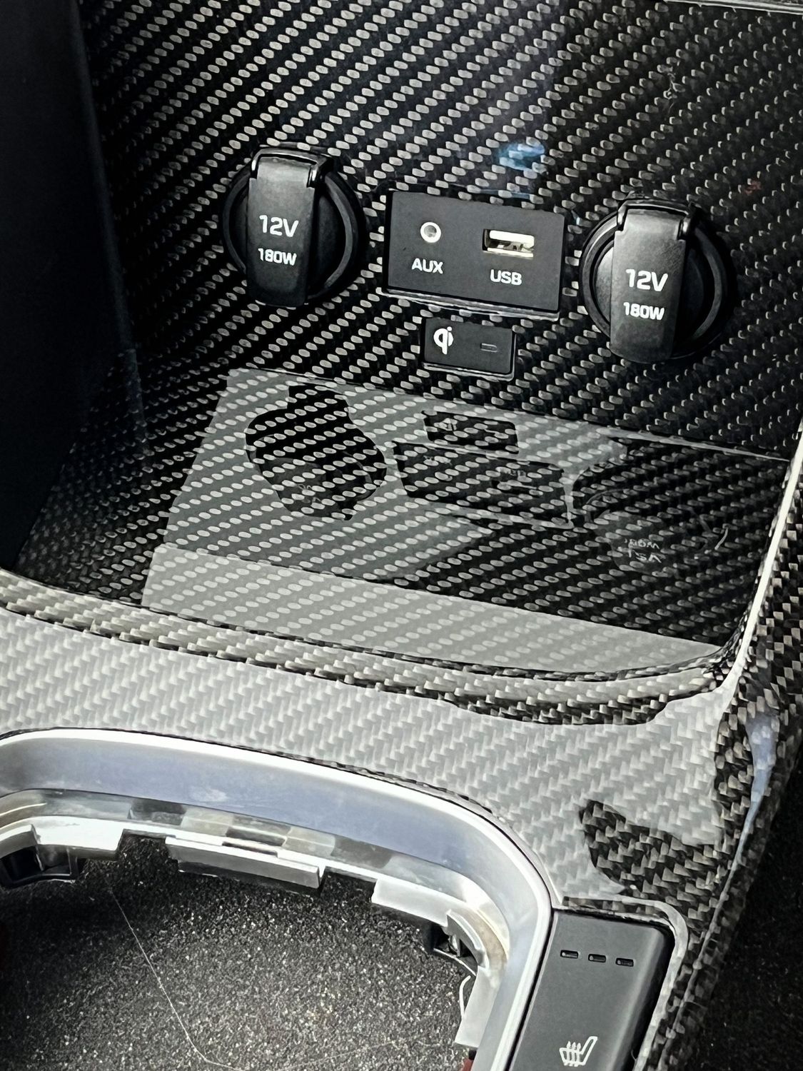 Echt Carbon: Abdeckung für die Mittelkonsole Hyundai i30 / i30N Echt Carbon: Abdeckung für die Mittelkonsole Hyundai i30 / i30N