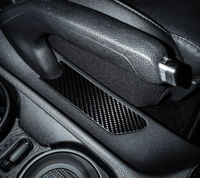 Carbon Abdeckung: Unterhalb des Handbremshebels Carbon Abdeckung: Unterhalb des Handbremshebels