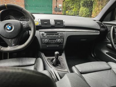 BMW 1er E81, E82, E87, E88 Carbon Interieur Lenkrad / Armaturenbrett Leisten / Mittelkonsole / Türgriffe usw. BMW 1er E81, E82, E87, E88 Carbon Interieur Lenkrad / Armaturenbrett Leisten / Mittelkonsole / Türgriffe usw.