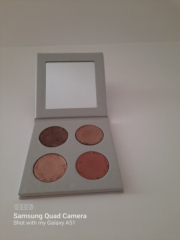 Hyaluronic And Seaweed Gel Pressed Eyeshadows