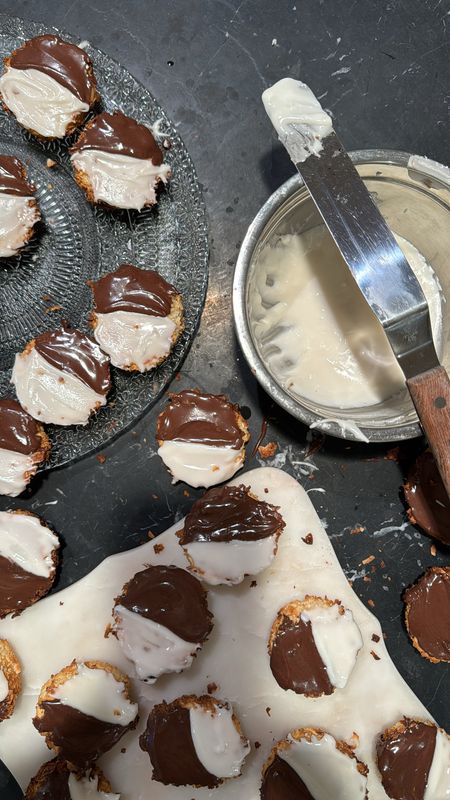 [BLACK &amp; WHITE] Macaroons (half dozen) (HOL)