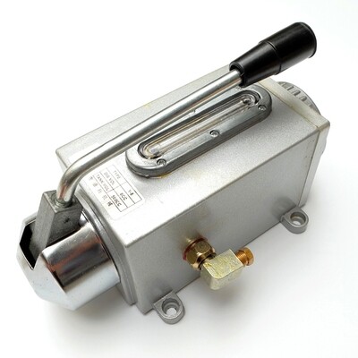 MANUAL LUBRICATING OIL PUMP