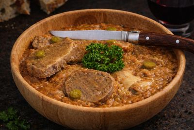 ลิ้นวัวตุ๋นซอสสไปซี่