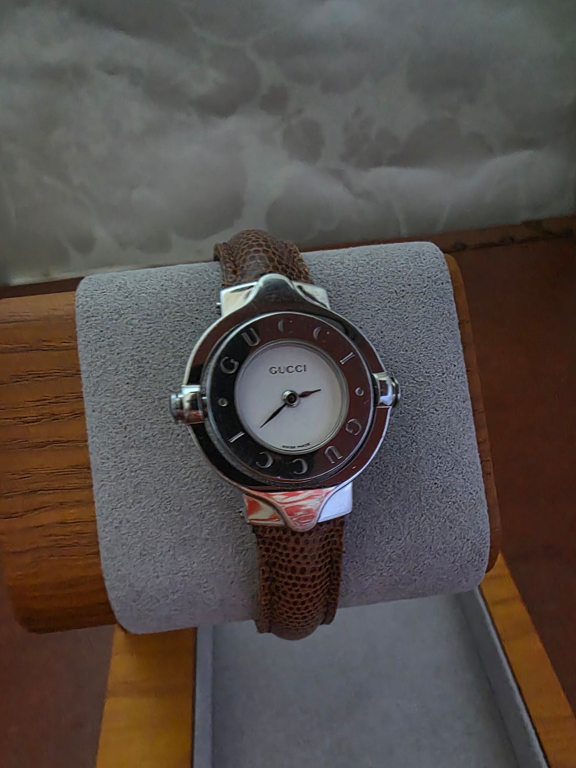 Gucci Brown leather StrapWatch flip Face 6600L