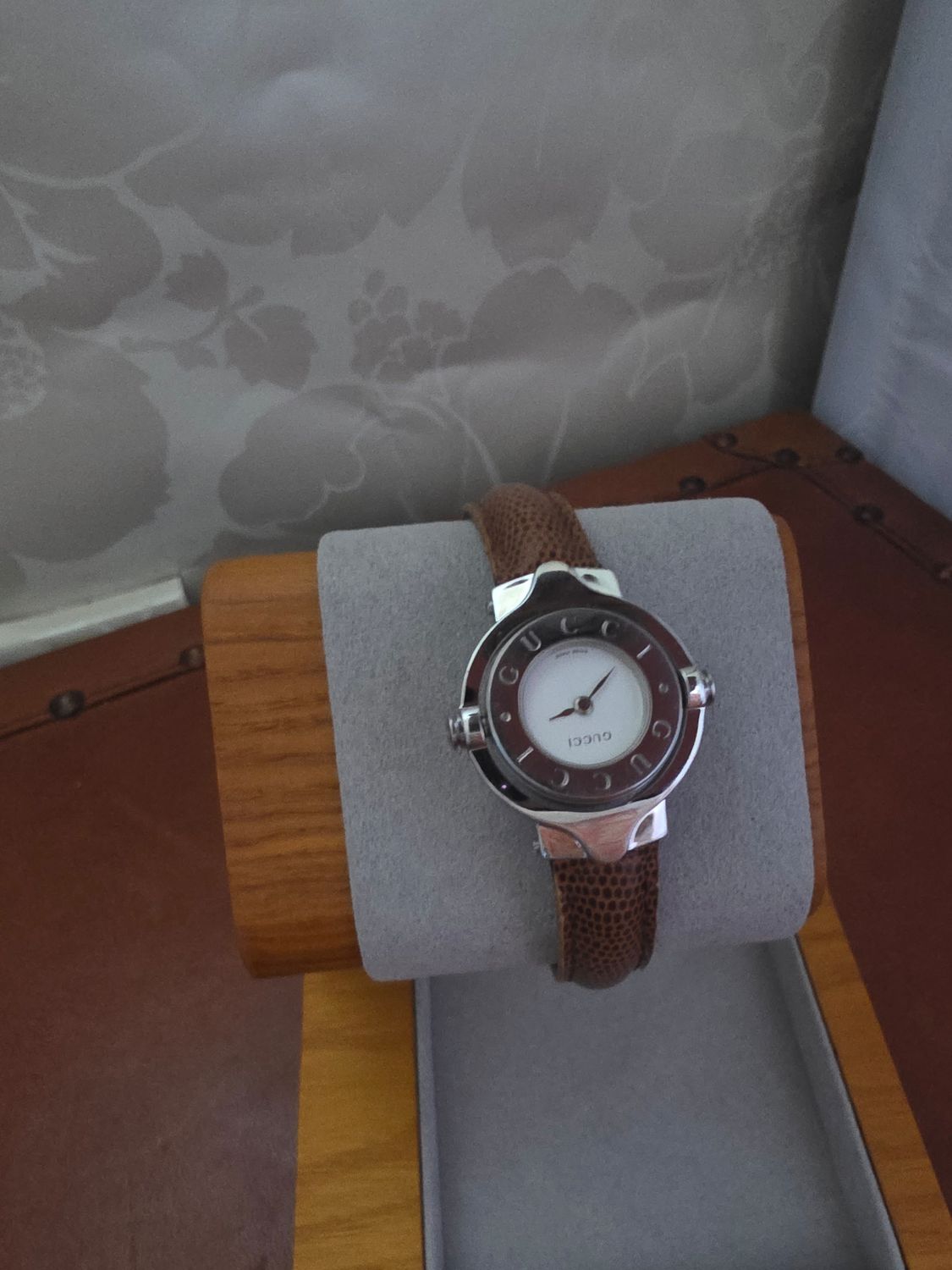 Gucci Brown leather StrapWatch flip Face 6600L