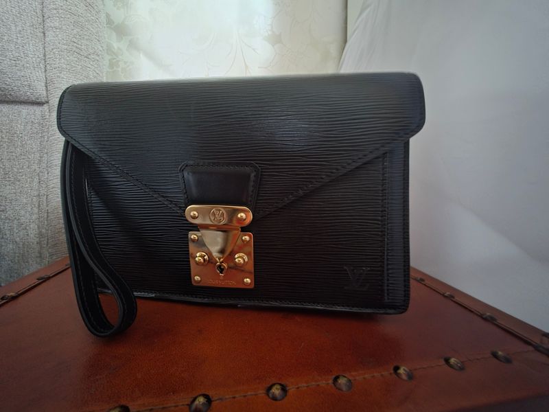 Louis Vuitton Black Serie Dragonne Clutch Epi leather bag