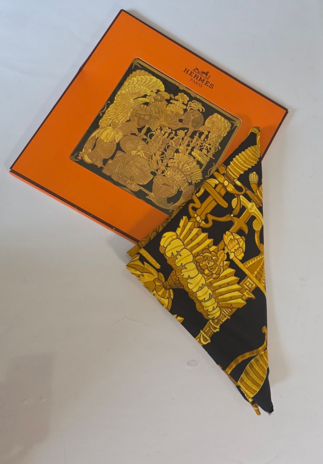 Hermès Carré 90 "ARMETS en PANACHE" 100% Silk Scarf Golden