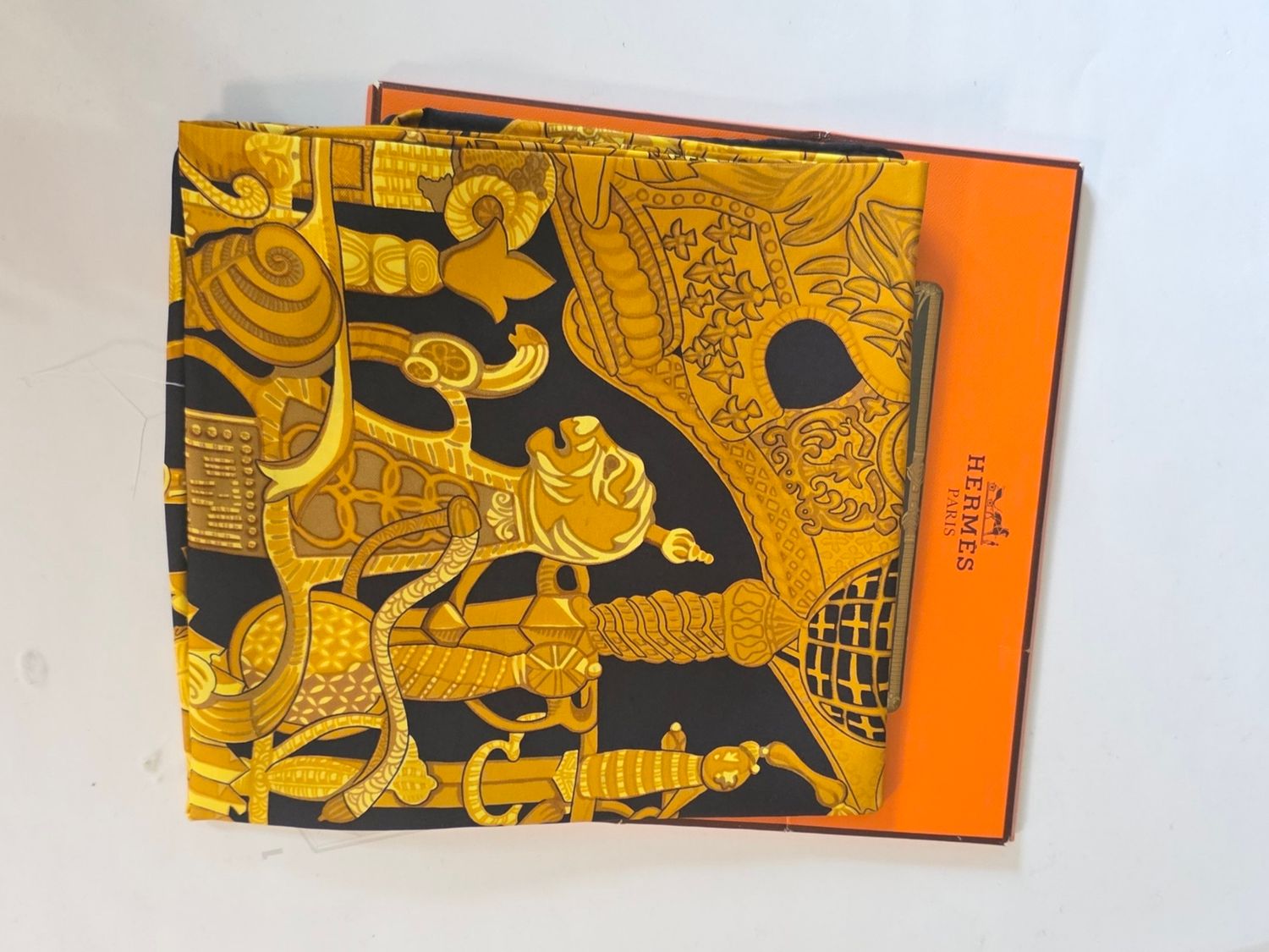 Hermès Carré 90 &quot;ARMETS en PANACHE&quot; 100% Silk Scarf Golden