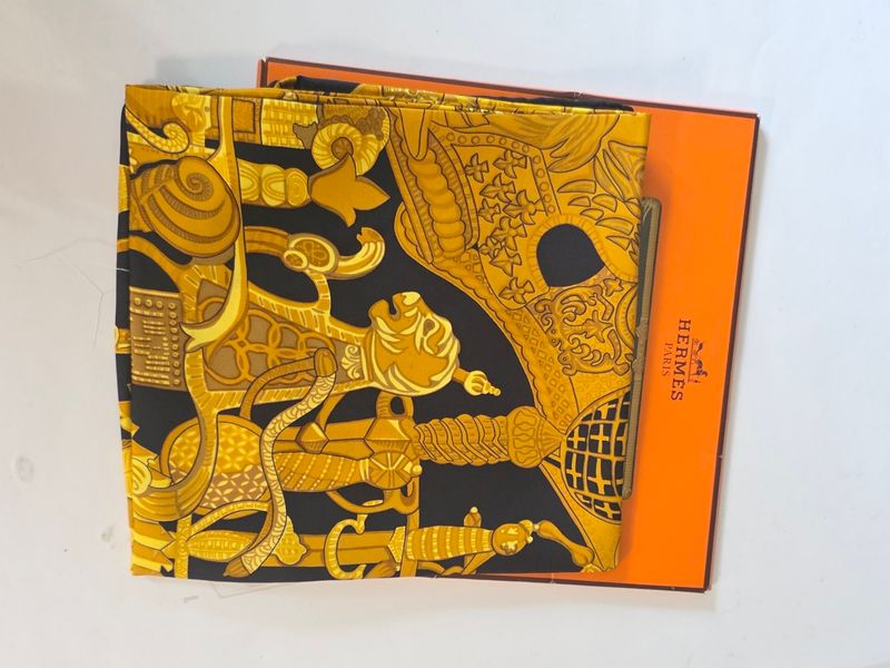 Hermès Carré 90 "ARMETS en PANACHE" 100% Silk Scarf Golden