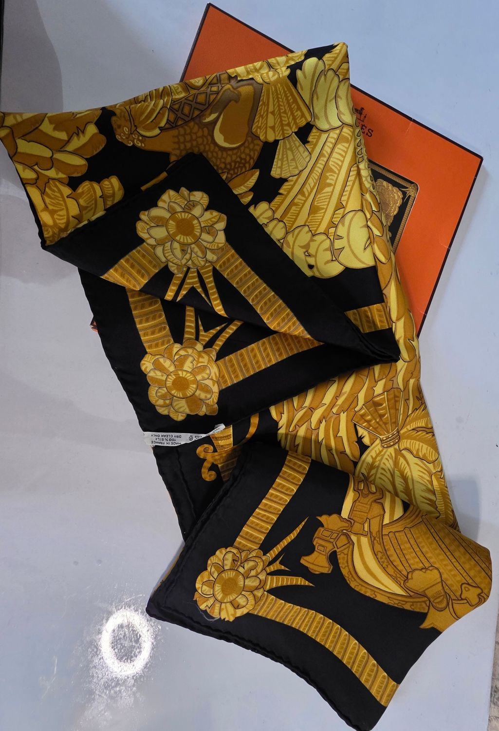 Hermès Carré 90 "ARMETS en PANACHE" 100% Silk Scarf Golden