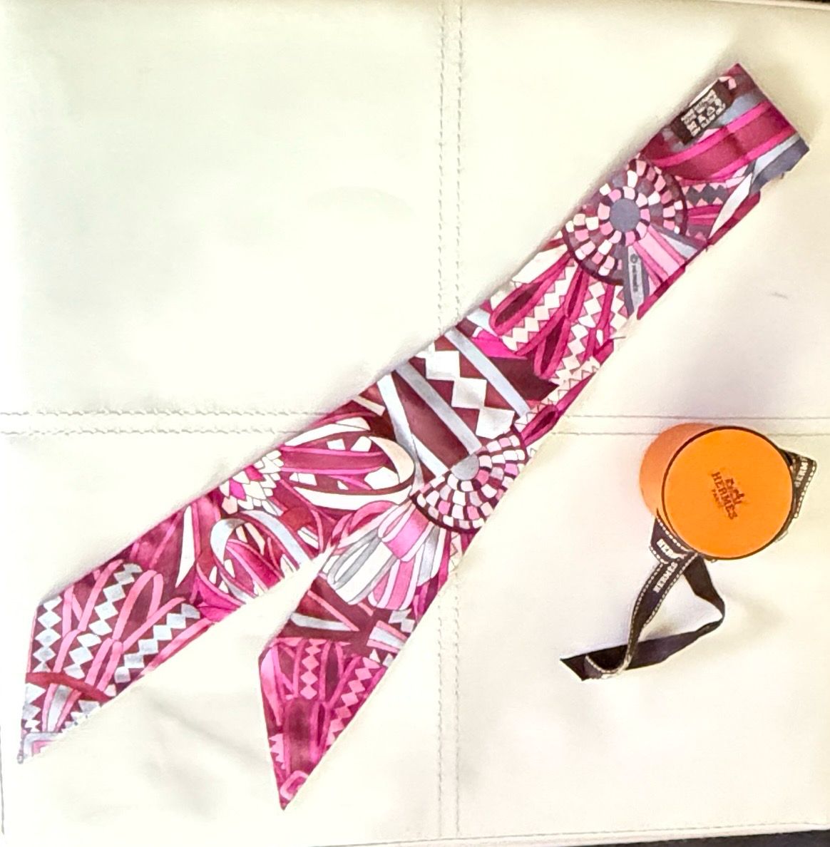 Hermes Silk Les Flots Du Cheval Twilly