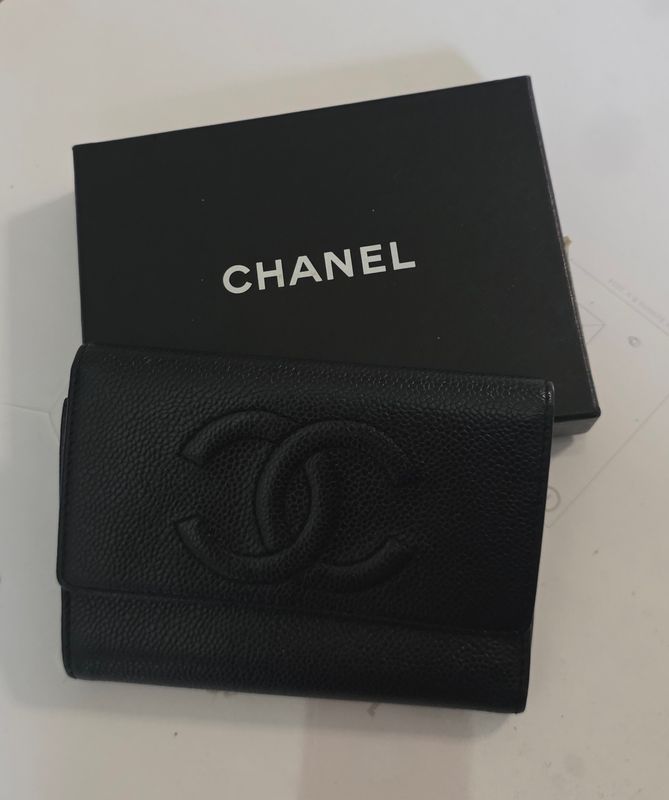 Chanel bifold Wallet black  caviar leather 