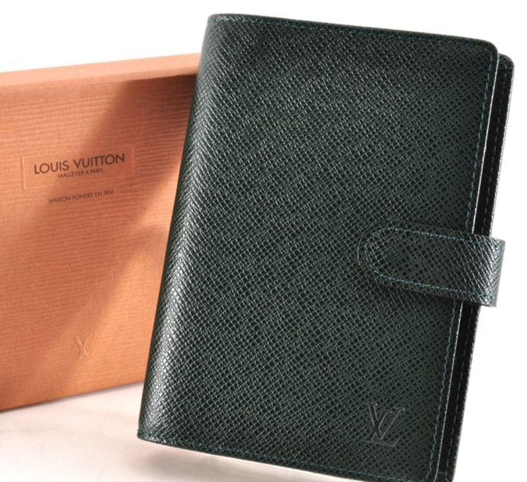 Louis Vuitton Agenda green Tiaga leather 