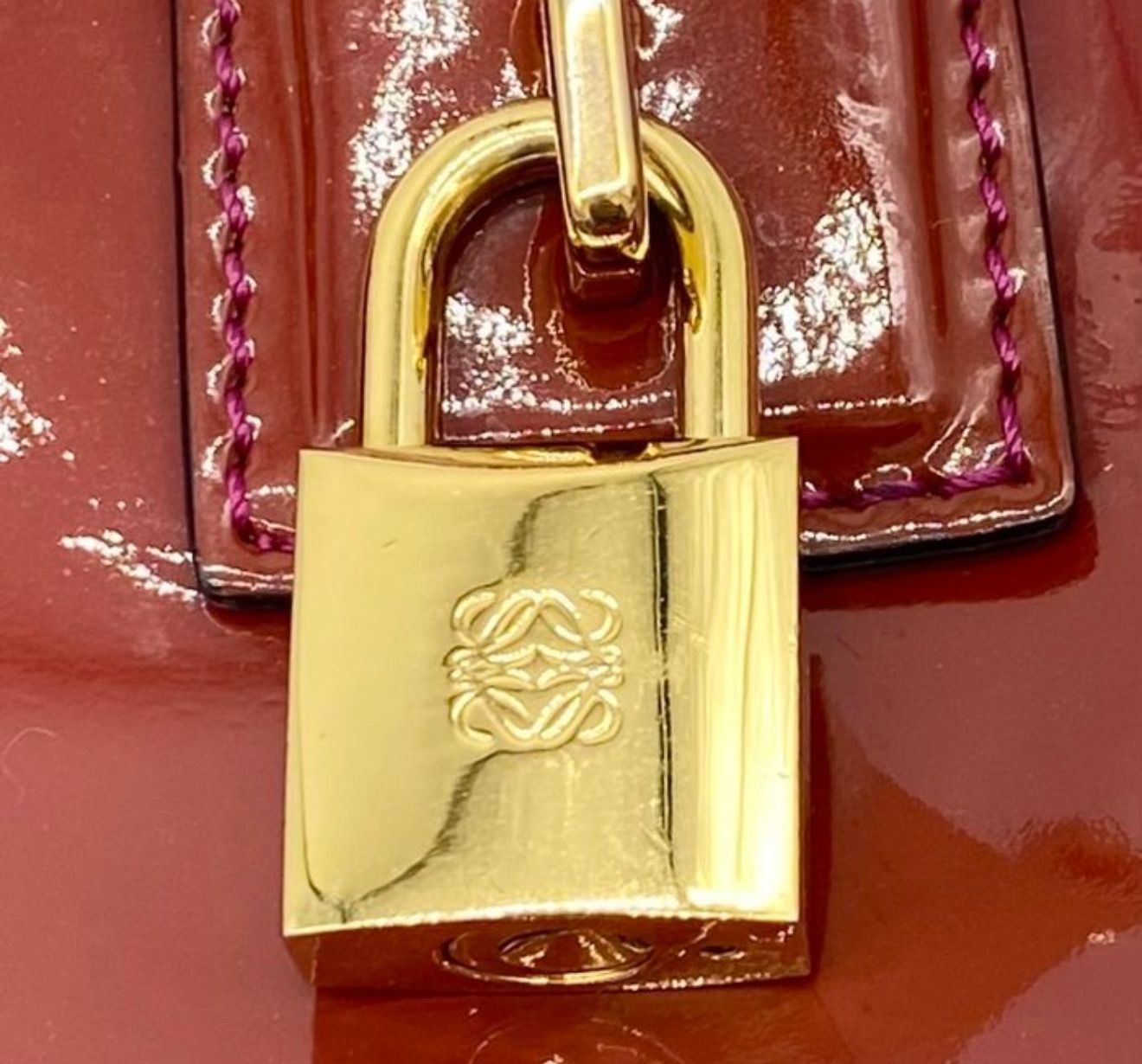 Loewe Amazona 28 Handbag Patent leather Bordeaux