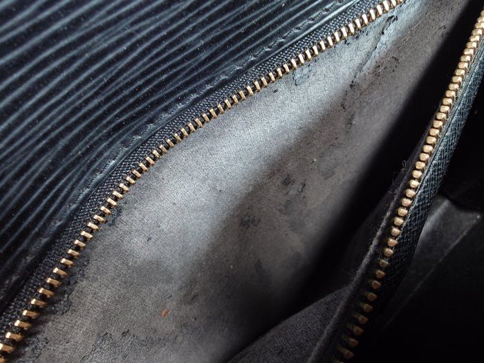 Louis Vuitton Monceau in Epi Leather Black