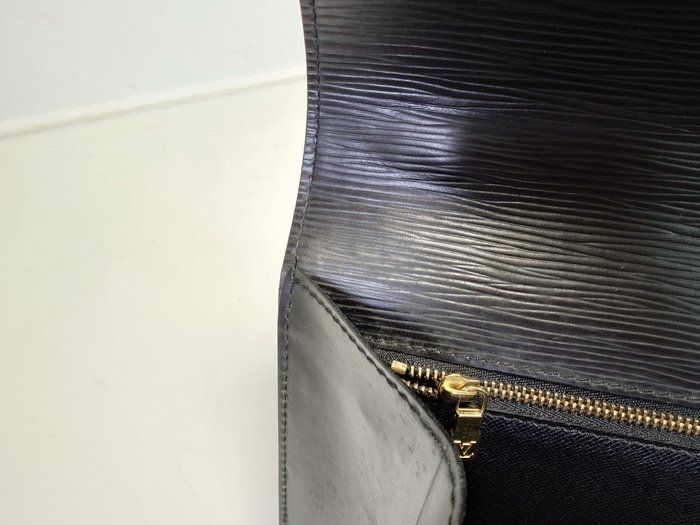 Louis Vuitton Monceau in Epi Leather Black