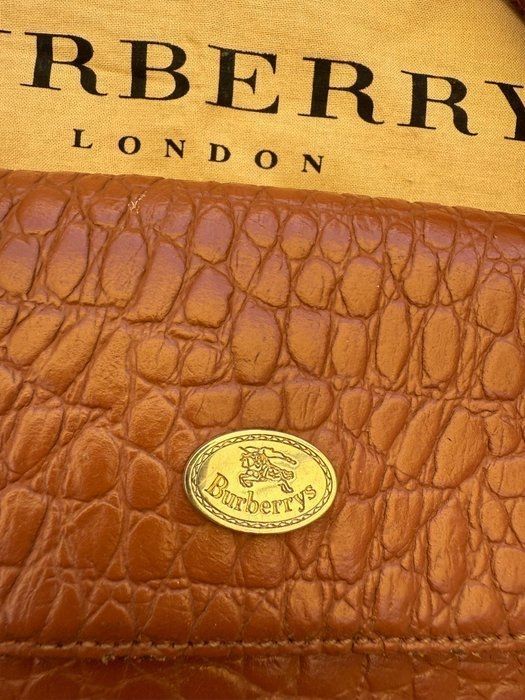 Burberry  Leather crossbodsy Bag – Medium