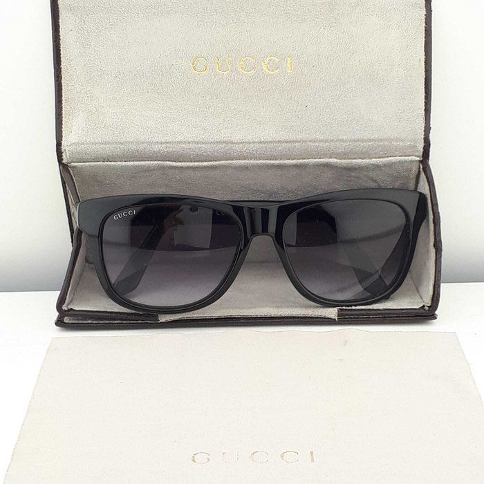 Gucci  Wayfarer Sunglasses – Black/Grey with Red &amp; Green Temple Detail