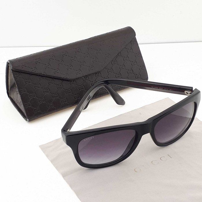 Gucci  Wayfarer Sunglasses – Black/Grey with Red &amp; Green Temple Detail