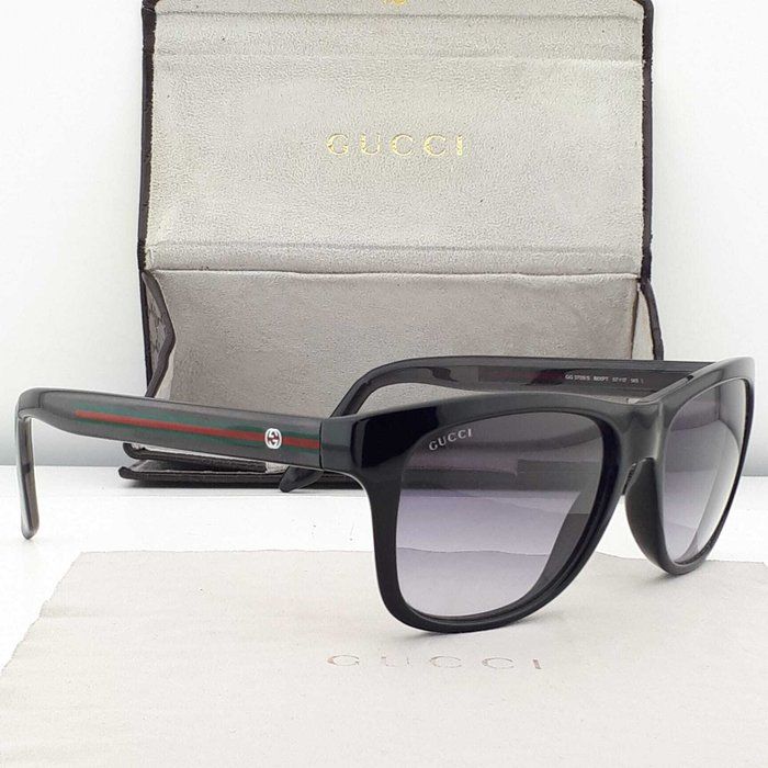 Gucci  Wayfarer Sunglasses – Black/Grey with Red &amp; Green Temple Detail