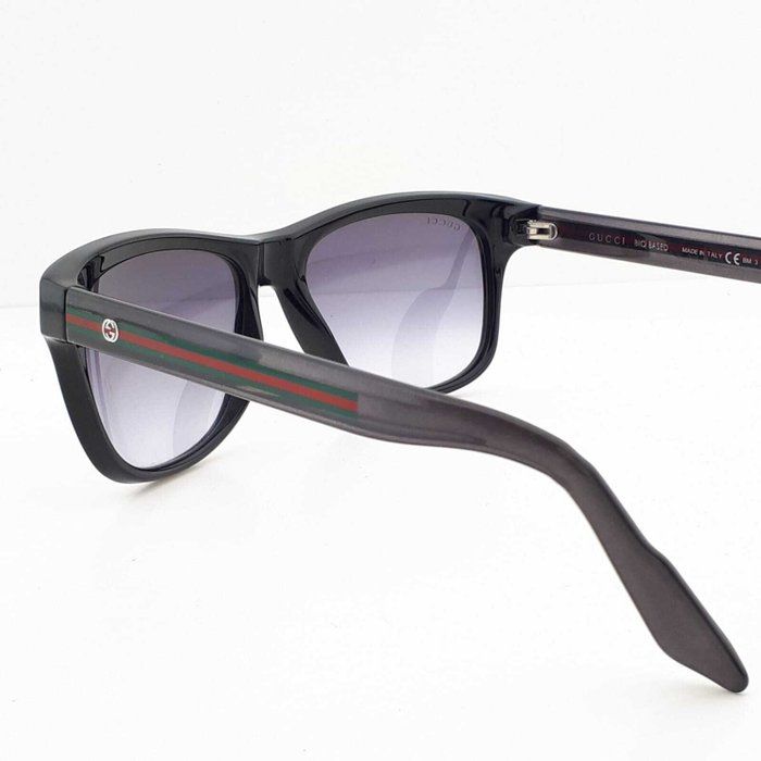 Gucci  Wayfarer Sunglasses – Black/Grey with Red &amp; Green Temple Detail