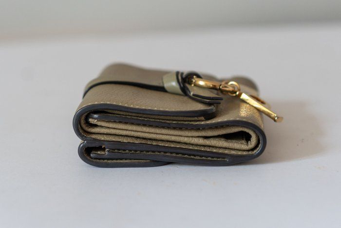 Chloé Alphabet Compact leather Wallet – Green/Khaki Chloé Alphabet Compact leather Wallet – Green/Khaki