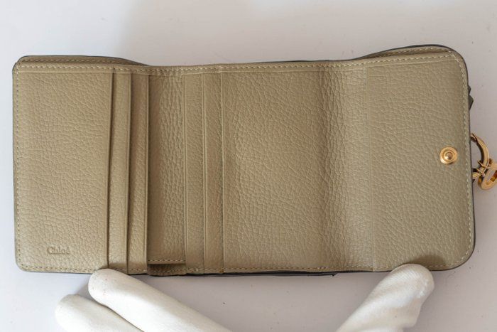 Chloé Alphabet Compact leather Wallet – Green/Khaki Chloé Alphabet Compact leather Wallet – Green/Khaki
