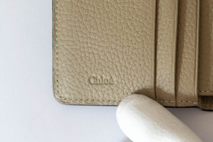 Chloé Alphabet Compact leather Wallet – Green/Khaki Chloé Alphabet Compact leather Wallet – Green/Khaki