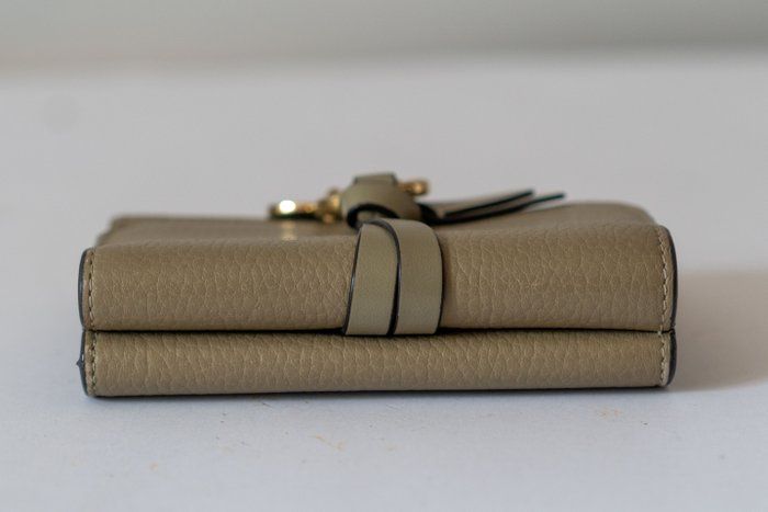 Chloé Alphabet Compact leather Wallet – Green/Khaki Chloé Alphabet Compact leather Wallet – Green/Khaki