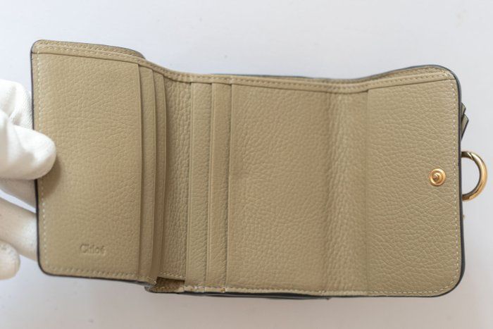 Chloé Alphabet Compact leather Wallet – Green/Khaki Chloé Alphabet Compact leather Wallet – Green/Khaki