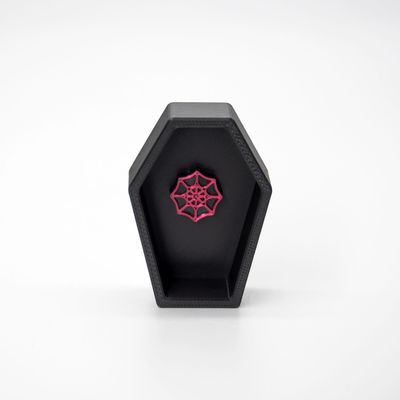 Tiny Hood Coffin mit Spinnennetzmagnet