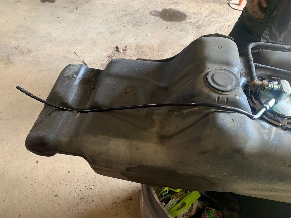 2006-2010 Hummer H3 Top of the tank fuel line