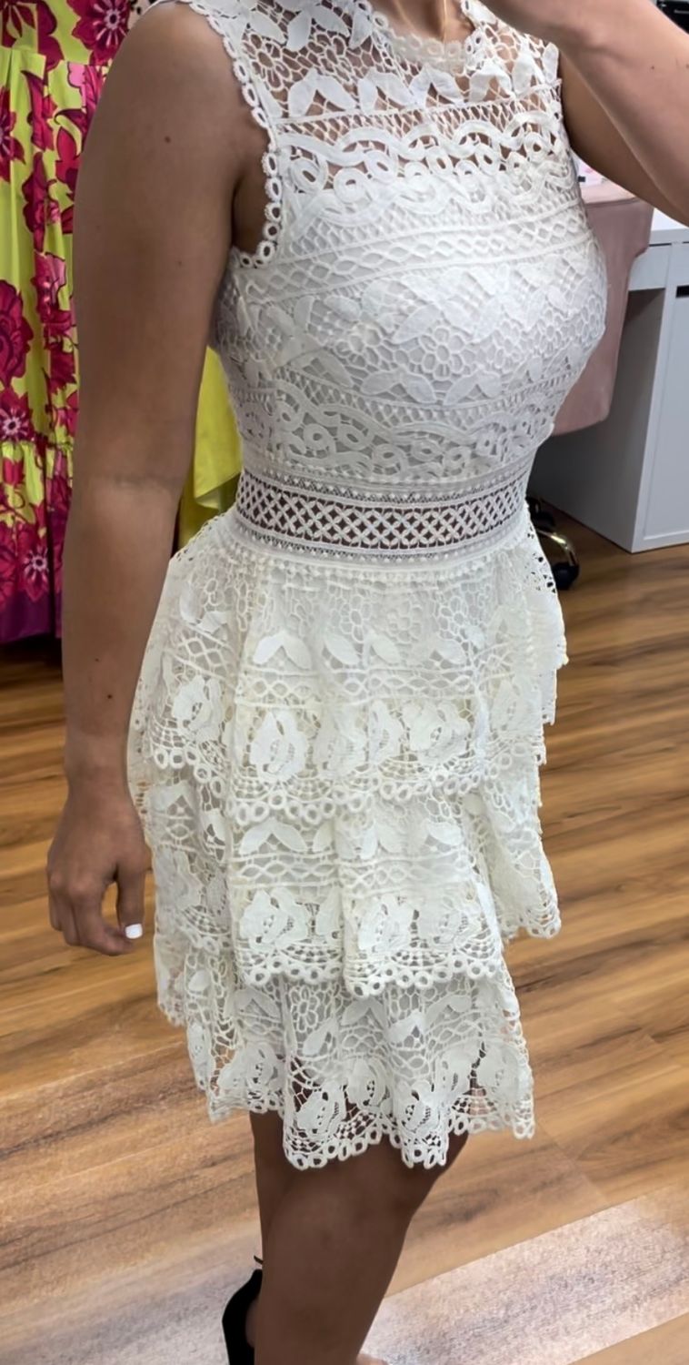 VESTIDO DE ENCAJES SIN MAGA