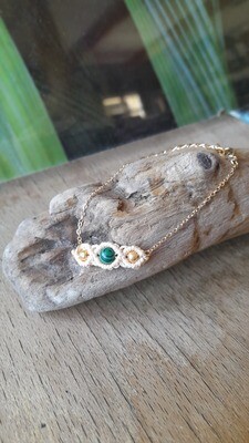 Bracelet fin en macramé et perles