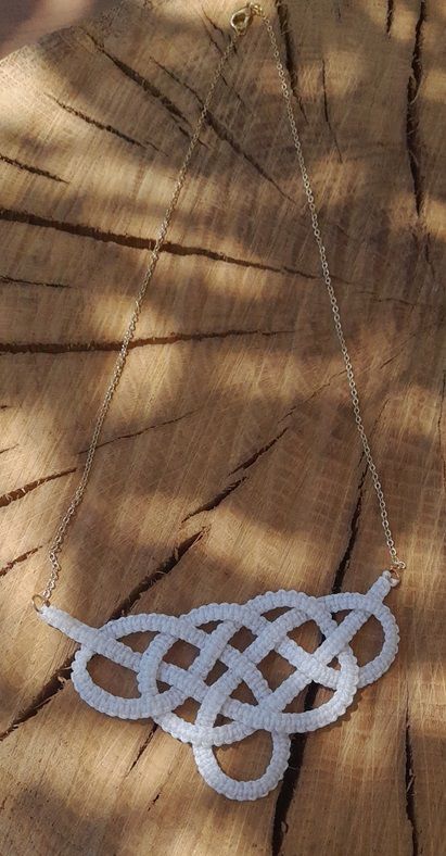 Collier en macramé blanc "celtic"