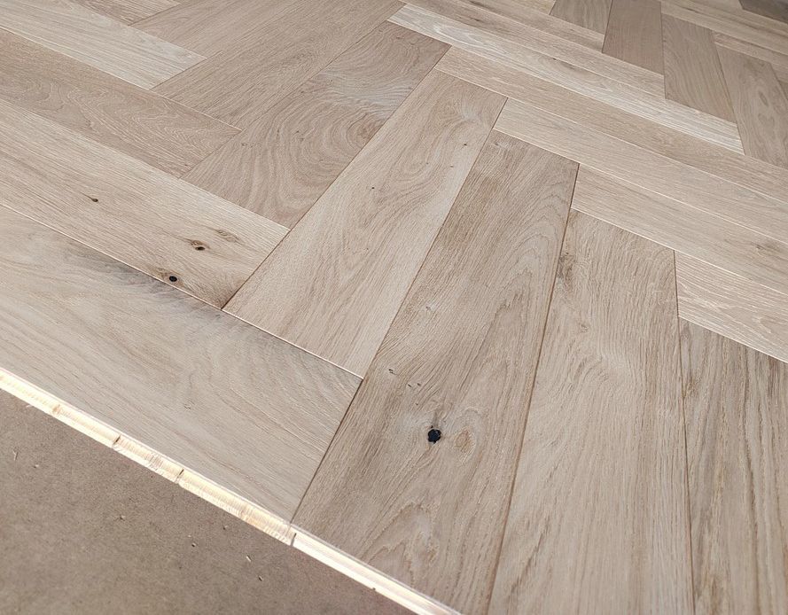 Eiche Valencia Fischgrat Rohholzeffekt