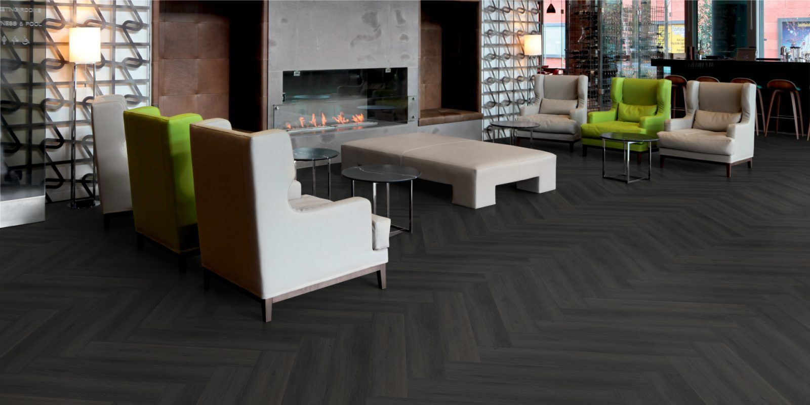 Klick-Vinylboden in Premium-Qualität
Abmessungen: 720 x 120 mm
Nutzschicht: 0,55mm
Gesamtstärke: 8mm (stabile Mittellage mit Klick-System)
VPE: 2,07
Das authentische Design von Burned – Herringbone – IC55 mit seiner Texturtiefe, seiner Schattierung und seinem natürlichen, coolen Look passt gut zu vielen verschiedenen Stilen. Das dunkle Holzdesign ist ein Herringbone-Format mit der Verlegeart Isocore Click 55 (IC55).