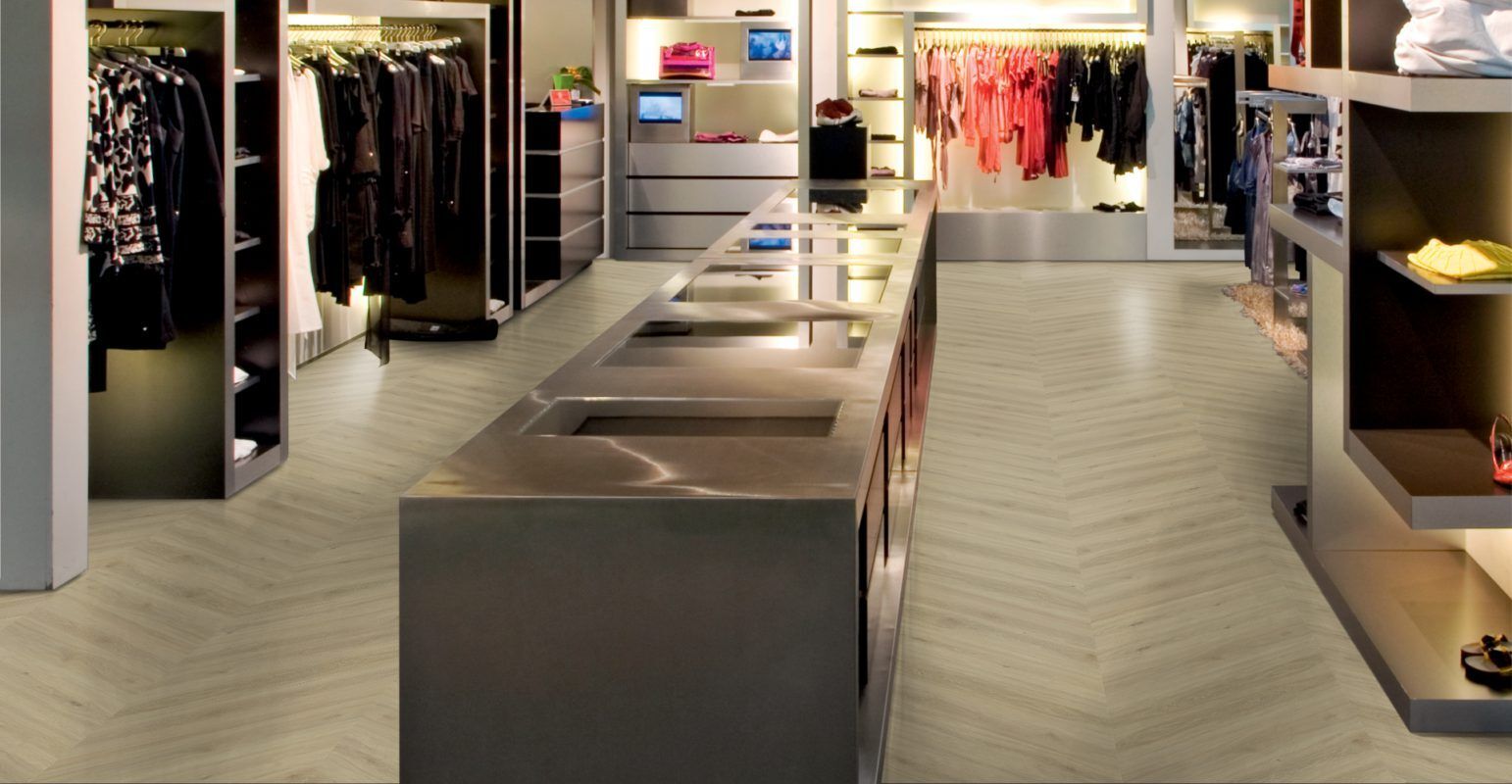 Detailansicht von Vinylboden in Fischgrat
Klick-Vinylboden zur Verlegung in Fischgratoptik
Abmessungen: 690x120x8mm
Spezielle Isocore-Mittellage, stabil und leicht zu verlegen
Nutzschicht: 0,55mm
VPE: 1,82
Ein vielseitiger und anpassungsfähiger Bodenbelag in a Chevron Format: Almond - Chevron – IC55 fügt sich mit seinem hellen und neutralen Holzdesign auf natürliche Weise in jeden Raum ein und ist daher ein Favorit unter Innenarchitekten. Der Installationstyp von Almond - Chevron – IC55 ist Isocore Click 55 (IC55).