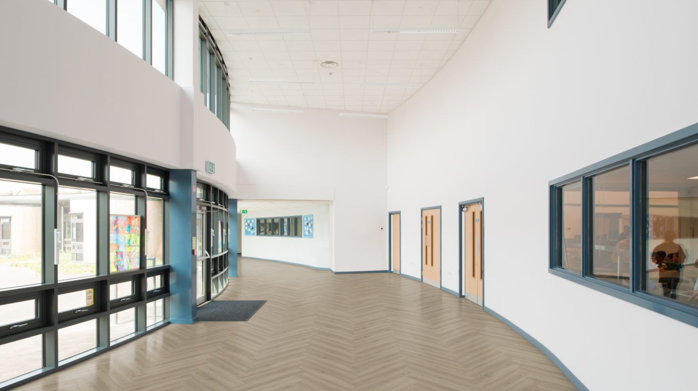 Vinylboden zum Verkleben in Fischgrat in Premium Qualität
Abmessungen: 720 x 120 mm
Gesamtstärke: 2,5mm
Nutzschicht: 0,55mm
VPE: 2,07
Das authentische Design von Almond – Herringbone – IC55 mit seiner Texturtiefe, seiner Schattierung und seinem natürlichen, neutralen Aussehen passt gut zu vielen verschiedenen Stilen. Das helle Holzdesign ist ein Herringbone-Format mit der Verlegeart Isocore Click 55 (IC55).