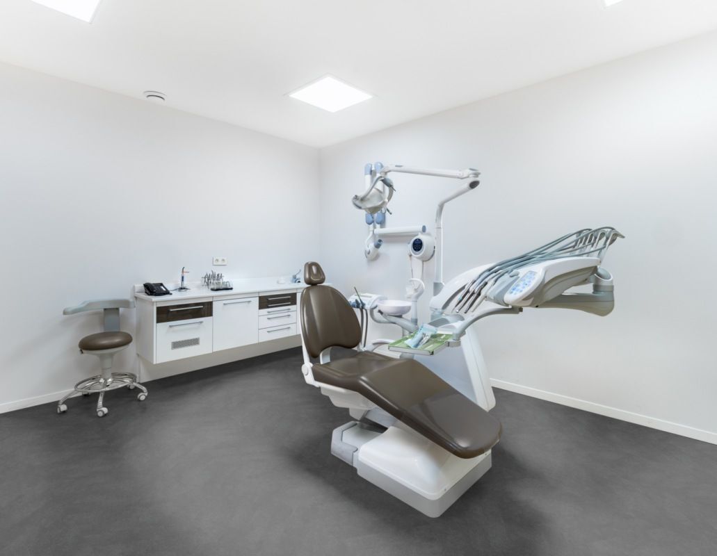 Klick-Vinylboden in Premium Qualität
Abmessungen: 690 x 120 mm
Gesamtstärke: 8mm mit stabiler Isocore-Mittellage
Nutzschicht: 0,55mm
VPE: 1,82
Carbon - Chevron – IC55 sticht aus der Masse hervor. Dieses dunkle Betondesign ist mit einer Vielzahl von Möbeln und Designelementen kompatibel. Mit seinen Details und dem schönen Spiel mit einem kühlen Ton schafft es einen typischen Look. Carbon - Chevron – IC55 ist ein Chevron Format und der Installationstyp ist Isocore Click 55 (IC55).