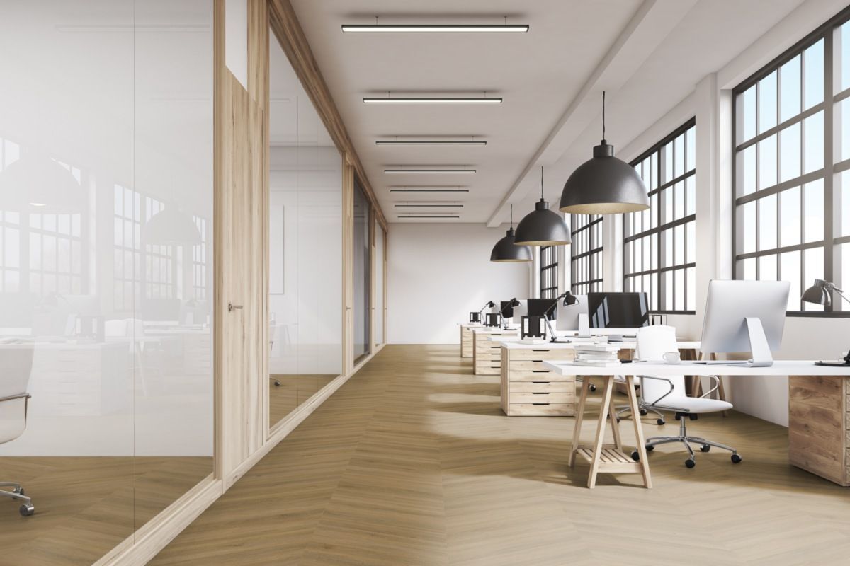 Klick-Vinylboden zum Verlegen im Fischgrat
Gesamtstärke: 8mm, mit stabiler Isocore Mittellage
Nutzschicht: 0,55mm
Abmessungen: 690 x 120 mm
VPE: 1,82qm
Mit seiner schönen Patina-Oberfläche und Textur, Macadamia - Chevron – IC55 ist in jedem Raum, in dem es installiert ist, ein echter Hingucker. Macadamia - Chevron – IC55 ist ein Chevron Format mit einem faszinierenden Holzdesign in einem mittleren und warmen Farbton. Es handelt sich um einen Bodenbelag mit der Verlegeart Isocore Click 55 (IC55).