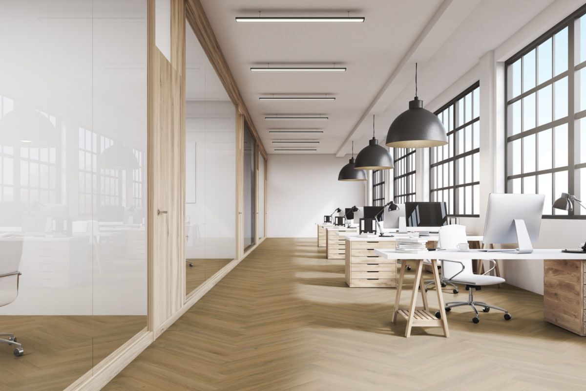 Klick-Vinylboden zum Verlegen in Fischgrat
Abmessungen: 720 x 120 mm
Gesamtstärke: 8mm mit Isocore Mittellage, extrem stabil
Nutzschicht: 0,55mm
VPE: 2,07qm
Macadamia – Herringbone – IC55 mit einem warmen + mittleren Holzmuster ist im Herringbone-Format erhältlich. Sein natürliches Aussehen mit einer überzeugenden Strukturtiefe macht es zu einer perfekten Ergänzung zu einer großen Auswahl an Inneneinrichtungen. Macadamia – Herringbone – IC55 ist der Verlegetyp Isocore Click 55 (IC55) Bodenbelag.