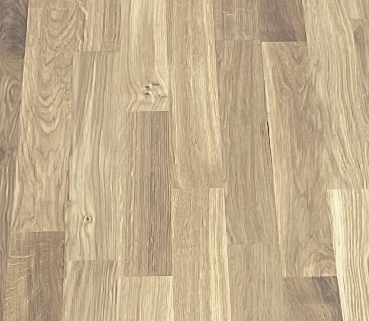 Klick-Fertigparkett in Schiffsbodenoptik mit weiß-geölter & gebürsteter Oberfläche​

Abmessungen:2390mm x 198mm x 14mm (LxBxH)

Nutzschicht: 3,8mm

Verpackungseinheit: 2,84qm



Diese Wildeiche aus Schweden ist eine Landhausdiele in sehr rustikaler Ausführung mit schwarz verspachtelten Ästen und Rissen. Daher sind Fugen- und Hohlstellen, Riss- und Schieferbildung sowie Schlüsselungen im Brett normal.Auch wenn Sie ein Muster Ihres Holzbodens gesehen haben, so kann man an einem Muster die Vielseitigkeit nie vollumfänglich dargestellt werden. Bitte bedenken Sie, das jedes Brett einzigartig ist, insbesondere hinsichtlich Rustikalität, Farbspektrum und Astigkeit. Farbabweichungen vom Muster stelllen kein Reklamationsgrund dar und müssen akzeptiert werden. Dieser Boden in Landhausdielenoptik wirkt besonders edel und atmosphärisch. Sie unterstreichen die Länge von großen Räumlichkeiten und strecken ebenso kleine Räume, da durch das Fehlen von Stäben eine optische Streckung erzeugt wird.
