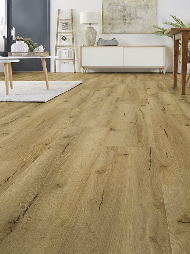 Vinylboden im Click-System zur schwimmenden Verlegung

Farbton: Erika, Eiche mit strukturierter Oberfläche​

Abmessungen:1220mm x 225mm x 8mm (LxBxH)

Nutzschicht: 0,5mm

Verpackungseinheit: 2,745qm