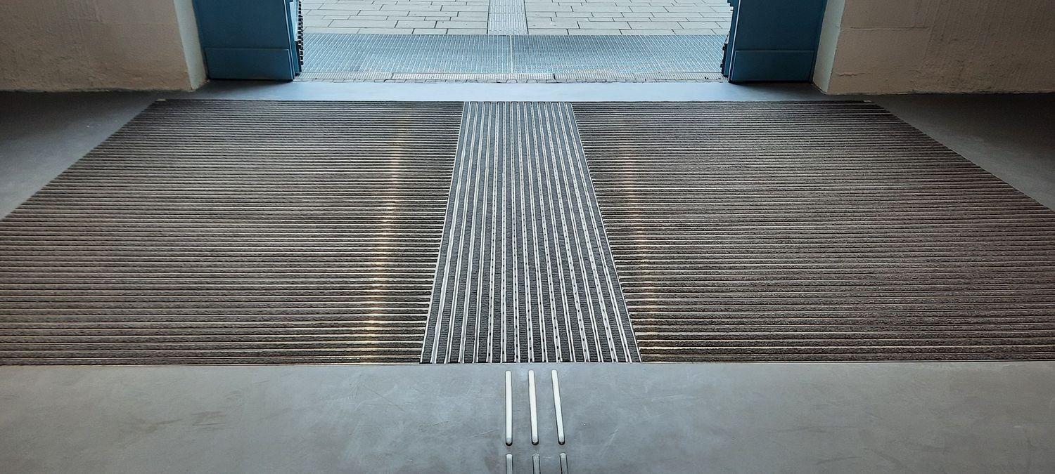 ALU KLASSIK entrance mat as tactile guidance system with clean-off insert