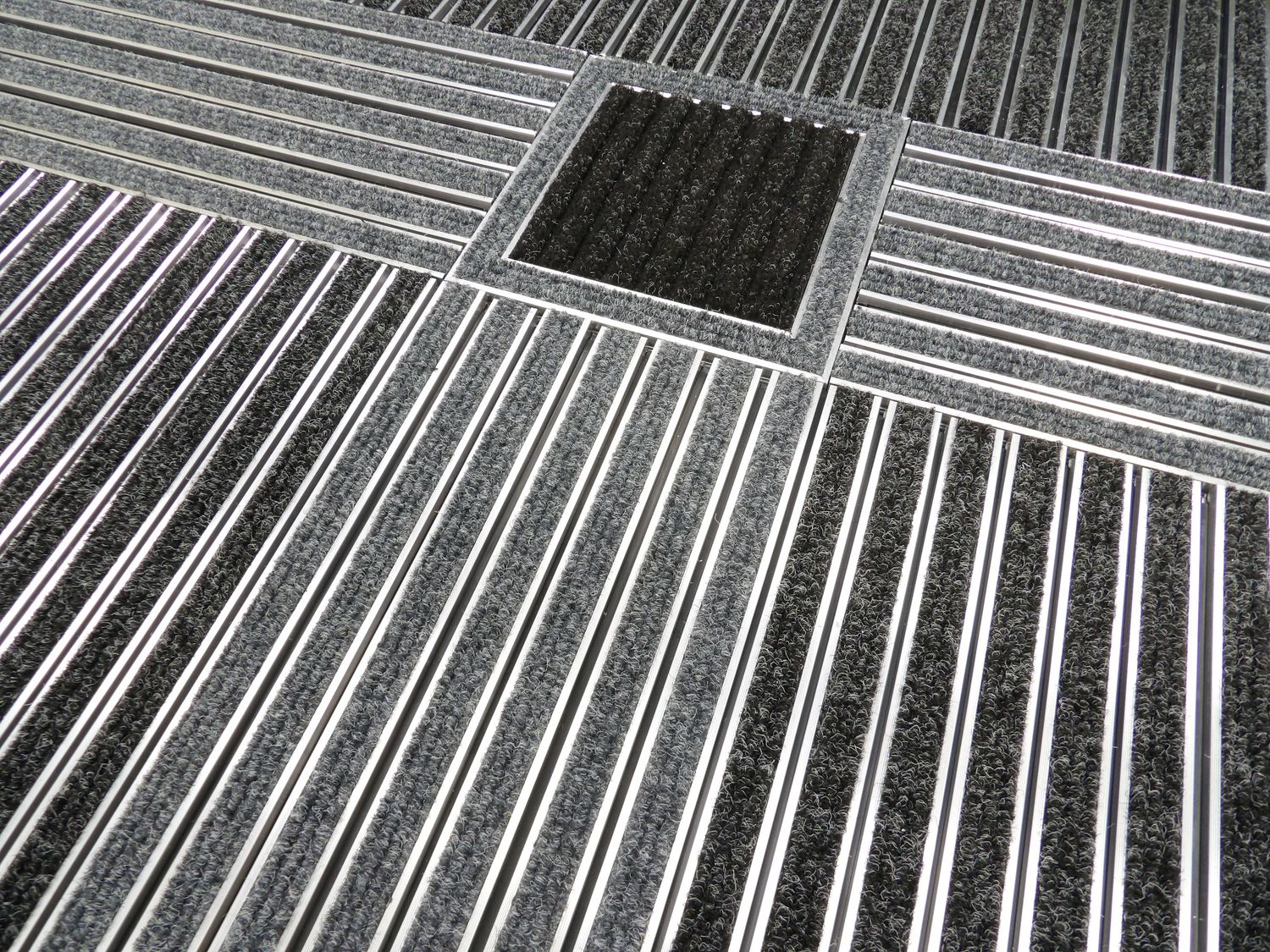 ALU KLASSIK entrance mat as tactile guidance system with ribbed carpet insert