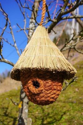 Vogelnisthaus aus Naturmaterial Vogelnisthaus aus Naturmaterial