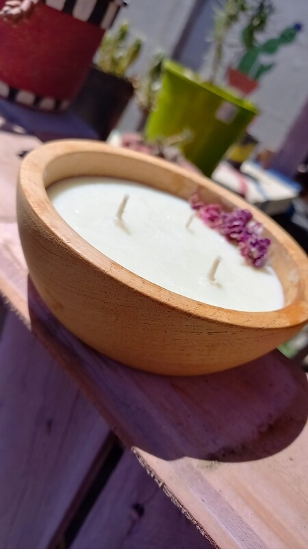 vela de soja en cuenco de madera