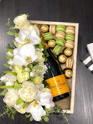 GIFT SET IN WHITE COLORS WIRH CHAMPAGNE, MACAROONS AND FERRERO ROCHER