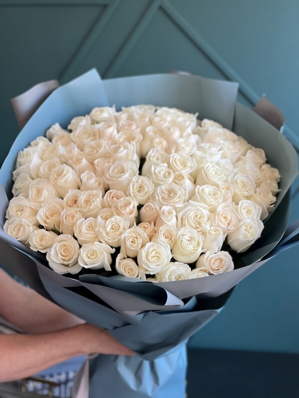 100 White Roses Bouquet